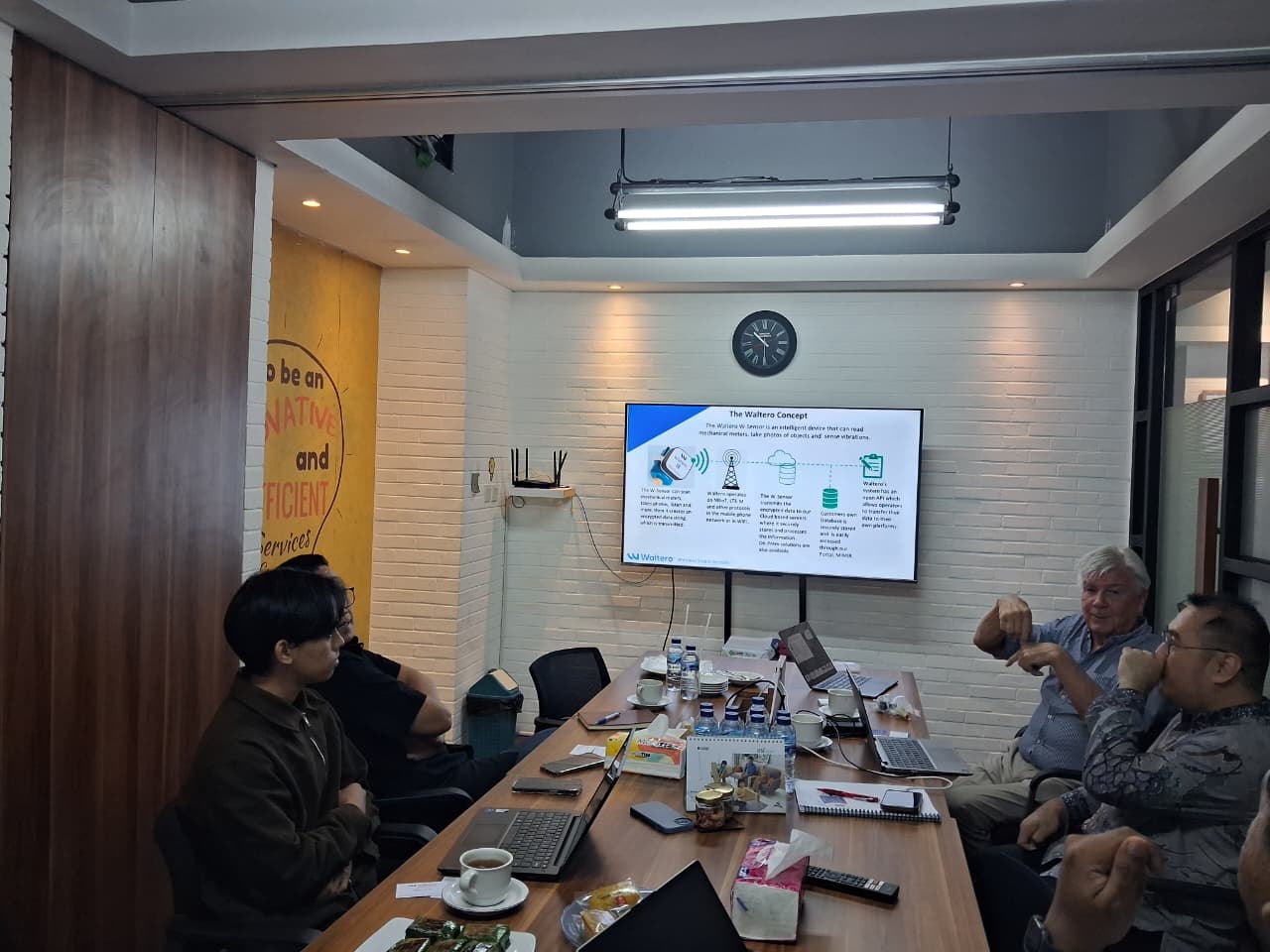 Diskusi pemanfaatan teknologi dan IoT di industri